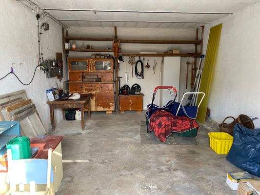 Große Garage im Haus.jpeg