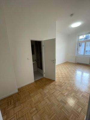 Helles Zimmer mit Holzfußboden