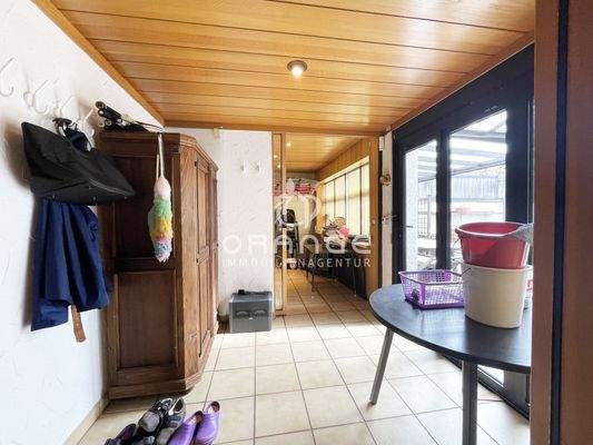 ...sowie ein Gartenraum für Ihre Gartenstühle und Polsterungen...