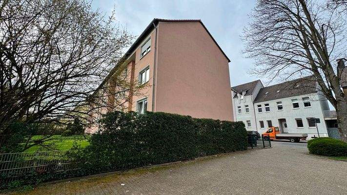 Einfahrt Stellplätze