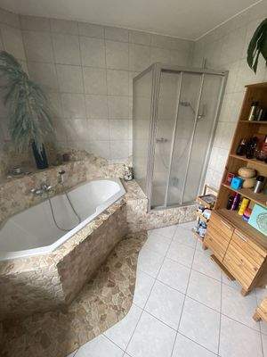 Bad mit Dusche & Wanne