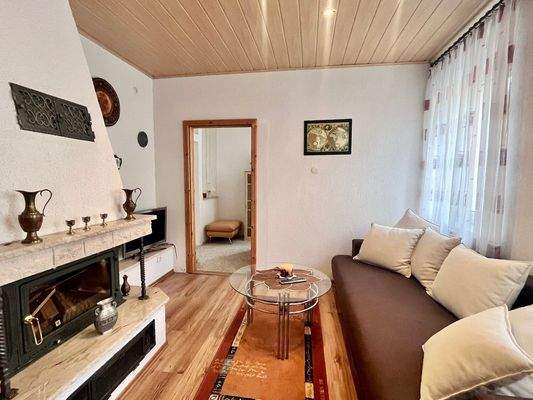 2025-3361-Einliegerwohnung mit Kamin im Erdgeschos