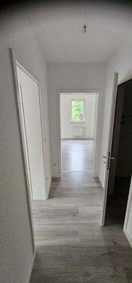 Heller Flur mit Blick ins Zimmer