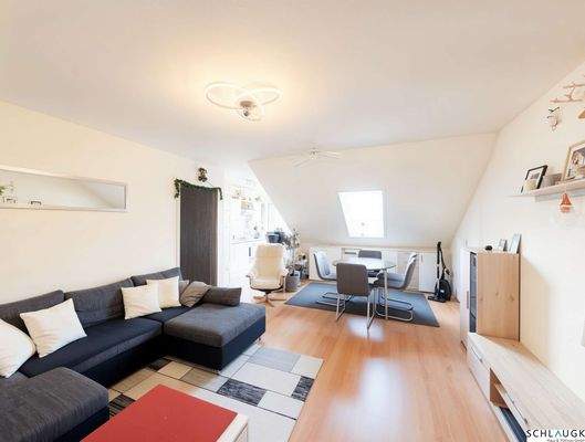 Helles Wohnzimmer mit offener Küche - Bild 1