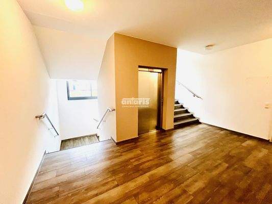 Treppenhaus mit Aufzug