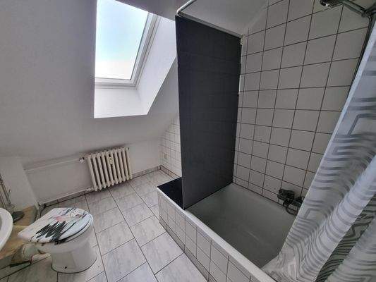 Helles Badezimmer mit Wanne