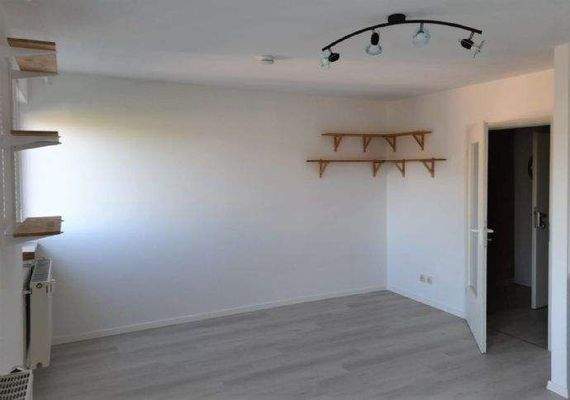 Blick vom Wohnraum zum Flur