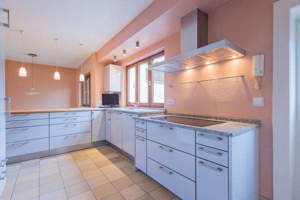 Küche mit Induktionskochfeld