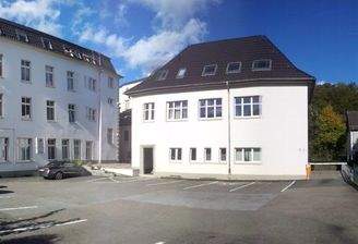 Gebäude,Zufahrt und Hof