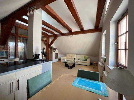 Küche mit Blick in den Wohnzimmerbereich Dachgeschoss