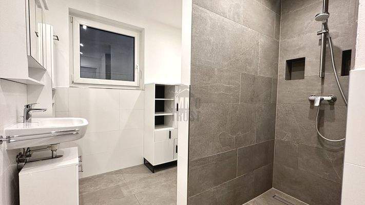 Tageslichtbad mit Dusche und WC