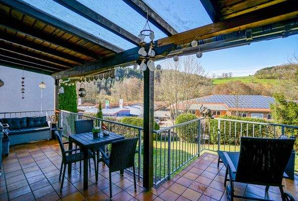 Überdachter Westbalkon