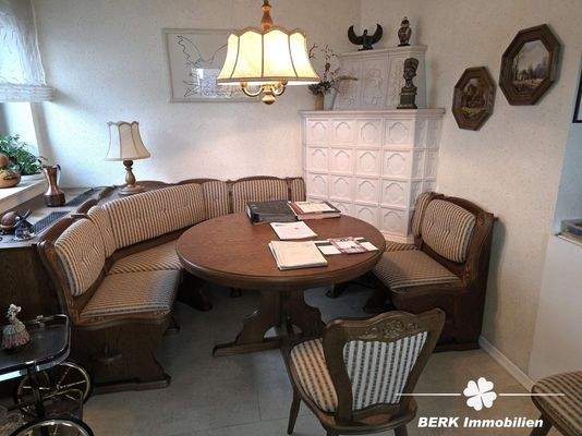 Essbereich mit Kachelofen EG