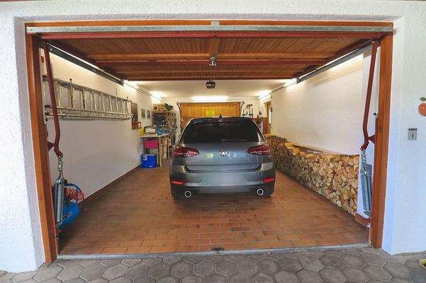 Große Garage mit Durchfahrt und Zugang Garten