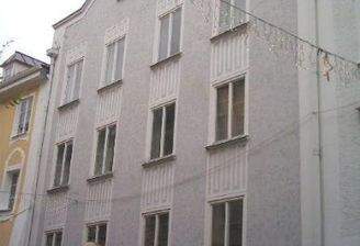 Frontansicht des Wohn- u. Geschäftshauses