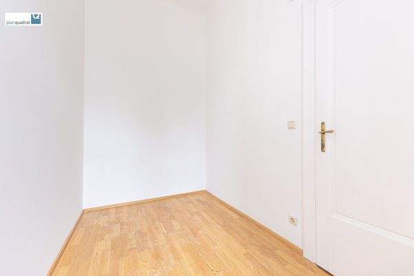 Kabinett (von Küche aus begehbar)