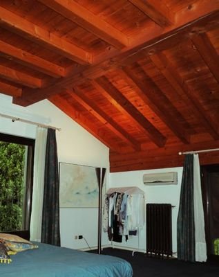 Schlafzimmer mit Sichtdachstuhl