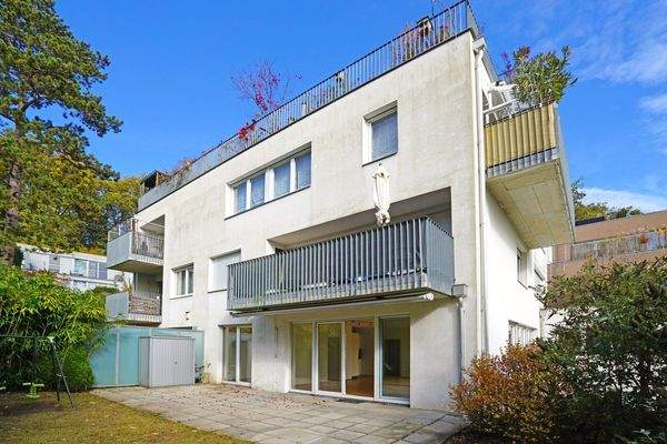 Südwestansicht: Garten, Terrasse und Wohnzimmer