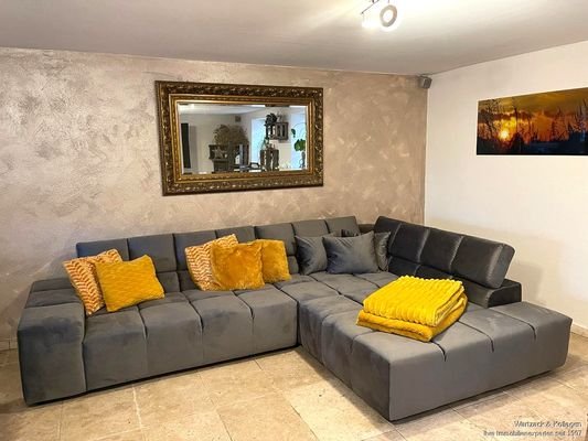 viel Platz für die Couch im Wohnzimmer
