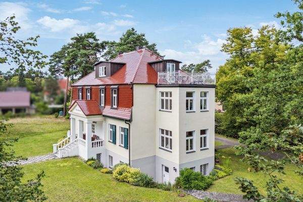 Seitliche Gebäudeansicht mit Anbau