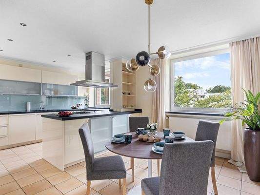 Küche mit Essbereich