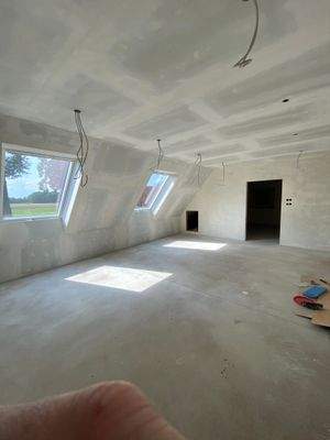 Wohnhaus links teilfertiggestellt