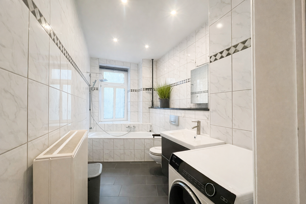 Tageslichtbad mit Wanne