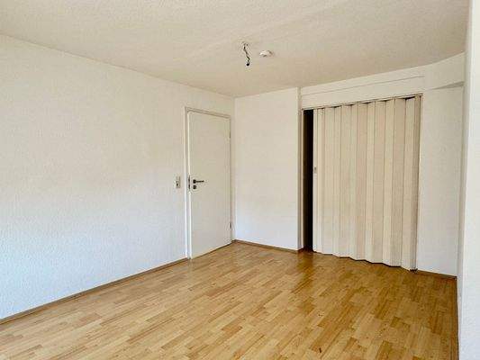 Leerer Raum mit Holzboden