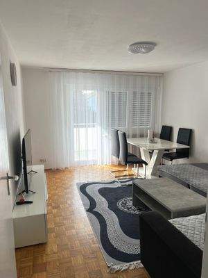 Heller Wohn- und Essbereich