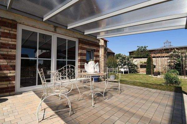 Überdachte Terrasse an der Scheune