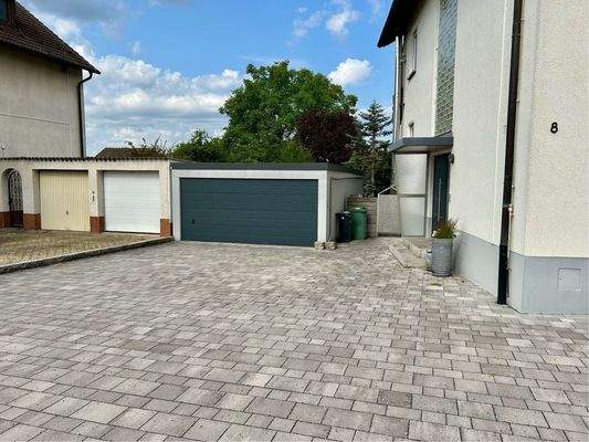 Doppelgarage und Hofraum