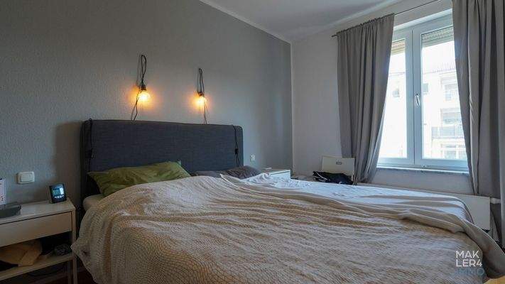 Schlafzimmer mit großem Fenster