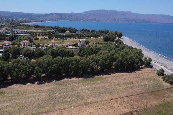 Kreta, Tavronitis: Erstklassiges Strandgrundstück mit malerischem Meerblick zu verkaufen