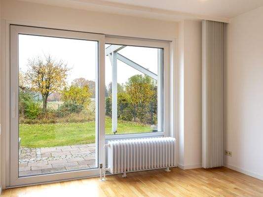 Zimmer im Erdgeschoss mit Schiebetür zum Garten