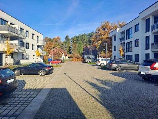 Parkplätze vor dem Haus 