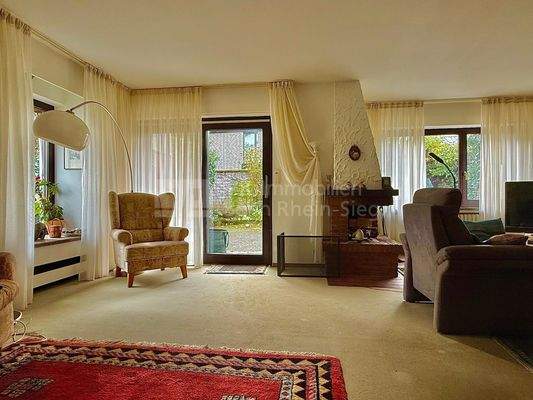 Wohnzimmer mit Fenstertür in den Garten