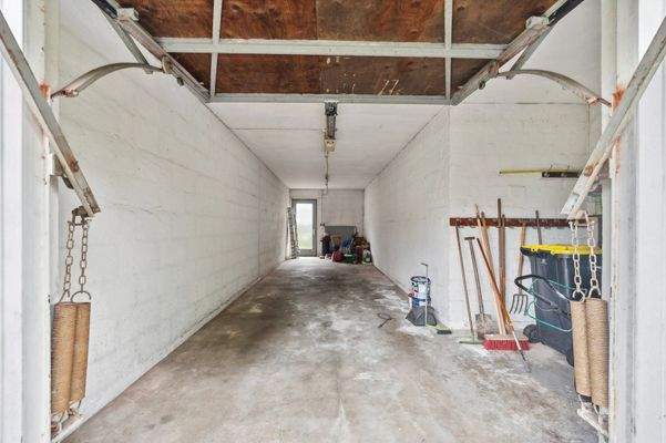 Garage mit neuem elektr. Tor