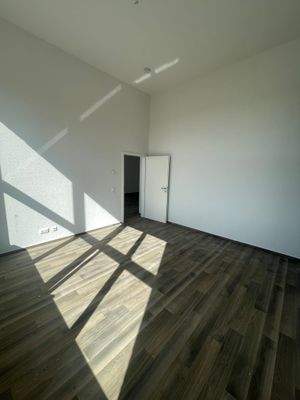 Zimmer 1 mit Blick zum Wohnbereich