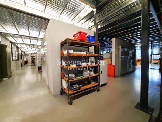 Hallenbereich unterhalb der Mezzanine