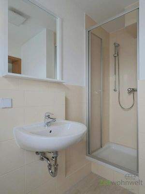 links_Blick zur Dusche