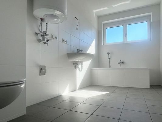 Badezimmer mit Wanne & Toilette