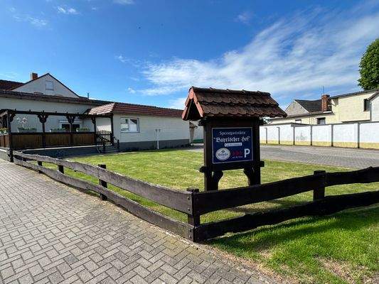 Werbeaufsteller auf großer Rasenfläche im  Empfang