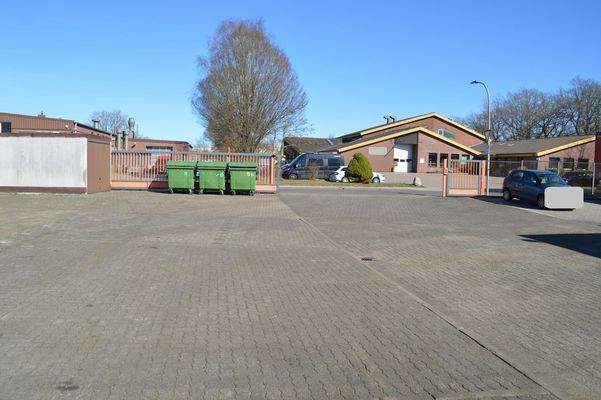 Blick Richtung Einfahrt mit Toranlage