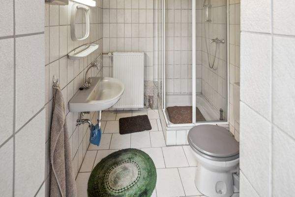 Gäste WC und Dusche auf dem Hof 