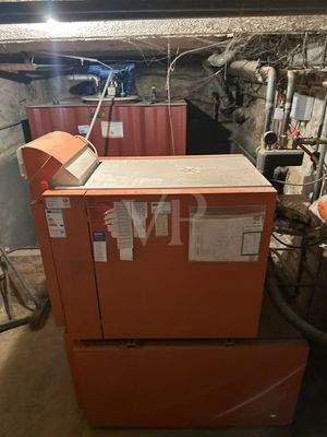 Ölheizung im Keller der Erdgeschosswohnung zur Versorgung des ganzen Hauses