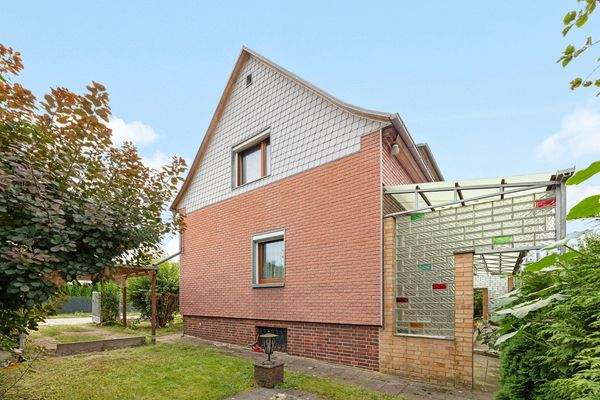 Überdachter Außenbereich hinter dem Haus