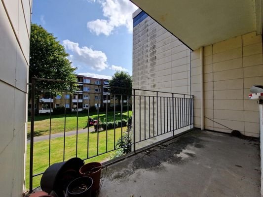 Blick vom Balkon auf die Grünanlagen