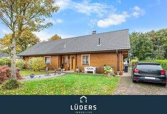 Straßenansicht mit Auffahrt