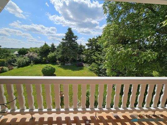 Blick von der Dachterrasse in den Garten