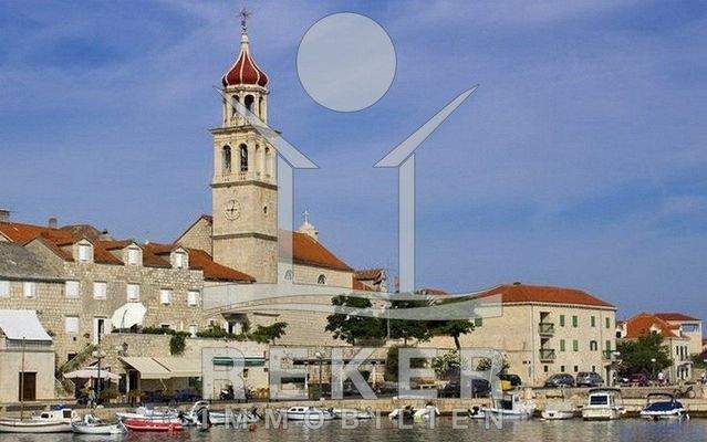 Die schöne kleine Marina und die Kirche von Sutivan auf der Insel Brac.